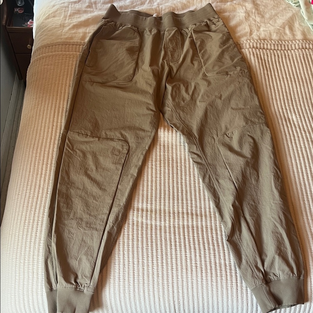 ALO Yoga Men's Tan Joggers